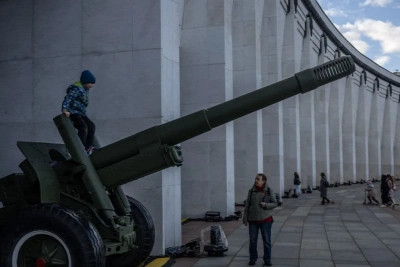 Putyin soha nem látott parádéval üzen a világnak – kínai katonák a Vörös téren