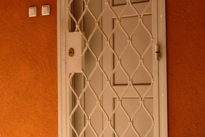 A vesztedet okozhatja a lakásajtó előtti rács, ami a betörőktől sem véd igazán